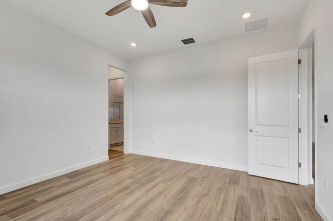 Building Photo - 1104 SE Crosswood Wy