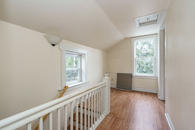 Building Photo - Two Bed One Bath Home in Battle Creek!