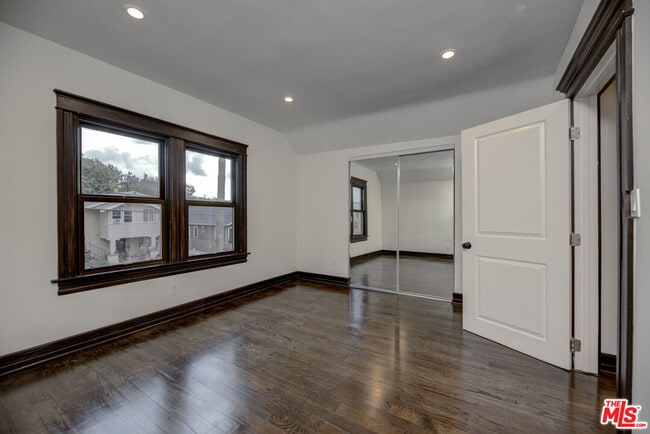 Building Photo - 140 Roselawn Pl