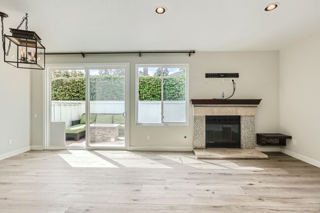 Building Photo - Beautifully Remodeled Townhome in the Cambria Community – Del Mar Heights
