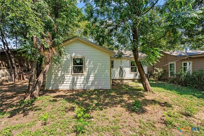 Building Photo - 906 Attas Ave