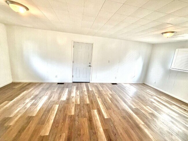 Building Photo - 987 S Ballenger Hwy