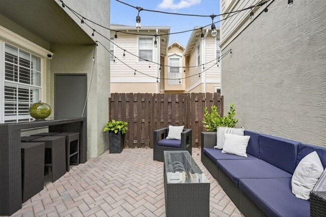 Building Photo - 203 E Thatch Palm Cir