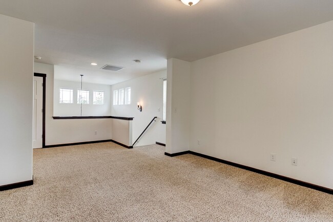 Building Photo - Stunning 3 Bed 2.5 Bath home in Fairway Point