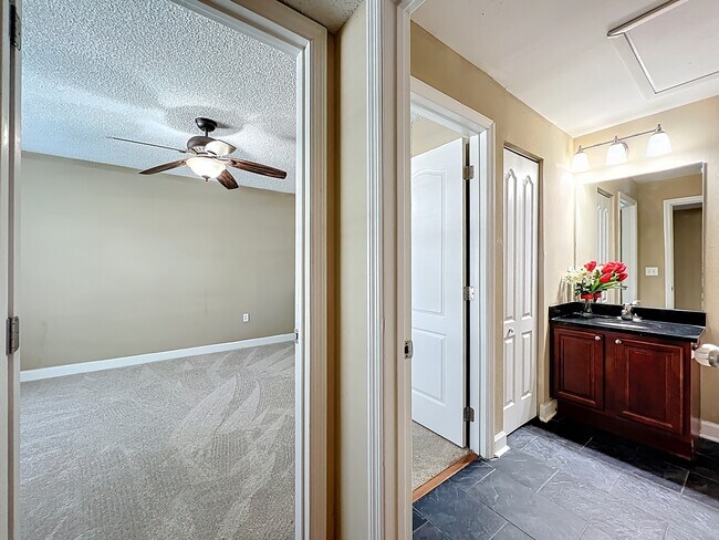 Building Photo - 2065 Dixie Belle Dr