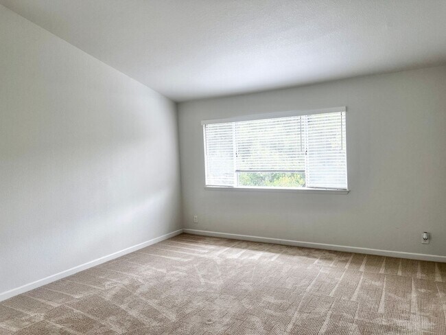 Building Photo - 21072 Greenwood Cir