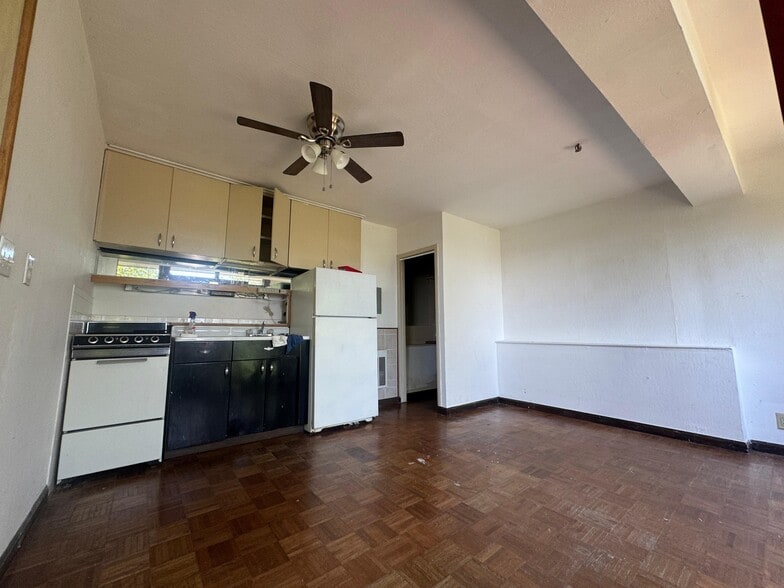 Cozy kitchenette - 77 Miguel St