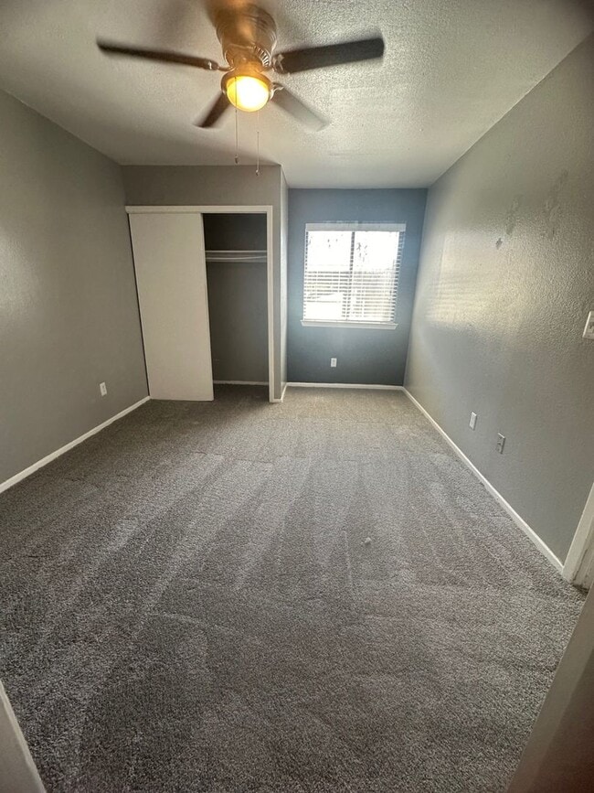 Building Photo - Beuti-ful Town home Ready to Move in!