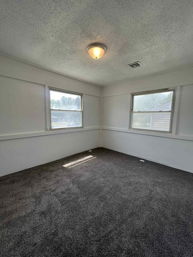 Building Photo - Newly Remodeled 3 Bedroom / 2 Bathroom Hom...