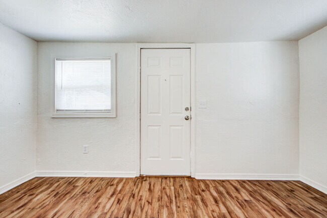 Building Photo - 204 S Stewart Ave