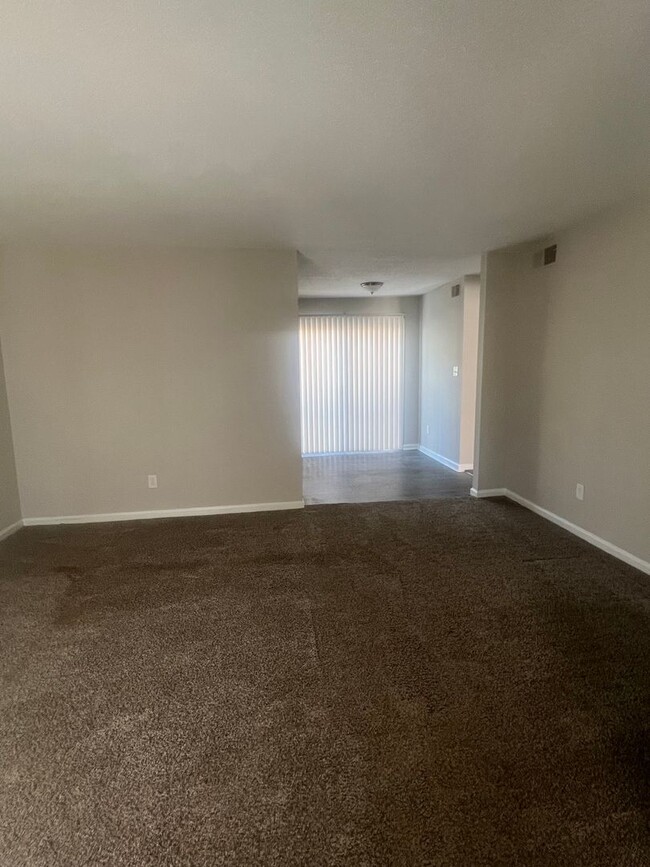 Building Photo - 1 bedroom/ 1 bathroom condo for ONLY $1150...