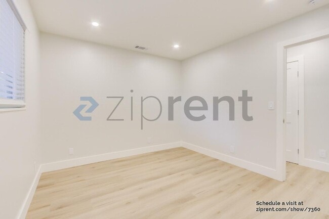 Building Photo - Unit C