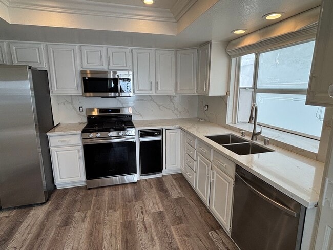 Building Photo - Remodelled Two Bedroom Condo with Ocean Views for Days!