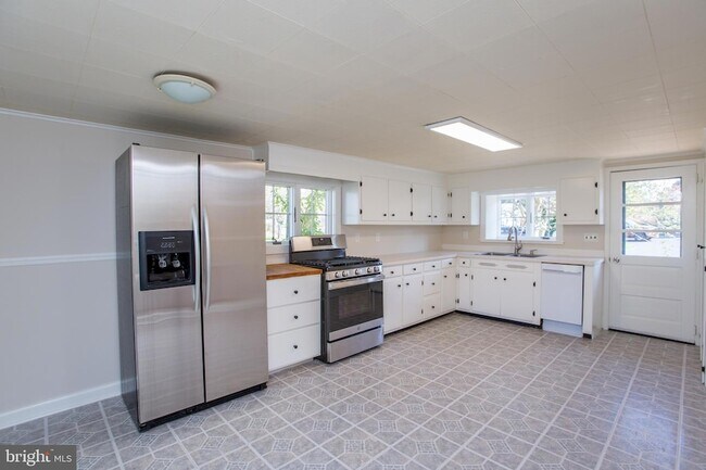 Building Photo - 766 Sergeantsville Rd