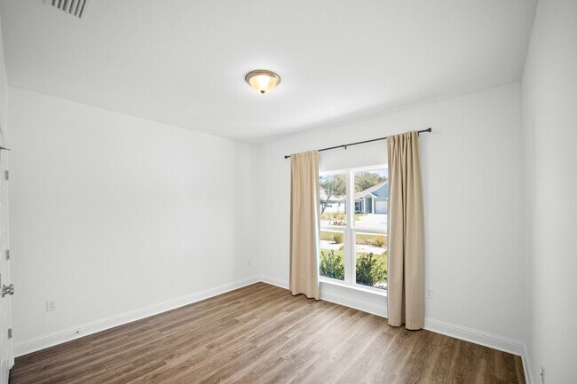 Building Photo - DON'T MISS OUT!