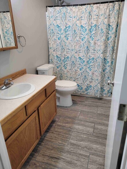 Building Photo - 1926 SW Reindeer Ave