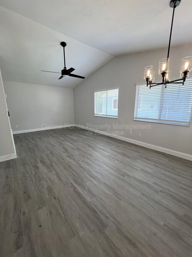 Building Photo - 914 Robinhood Ct