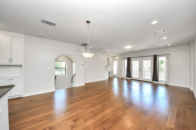 Building Photo - 1112 Amundsen St