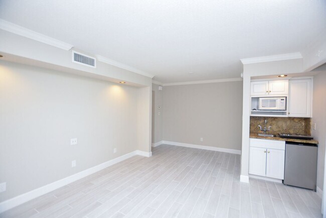 Building Photo - 622 Olde Camelot Cir