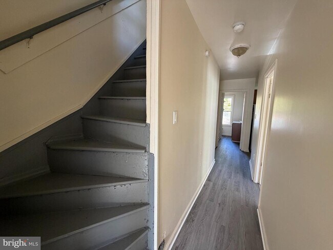 Building Photo - 110 W Main St