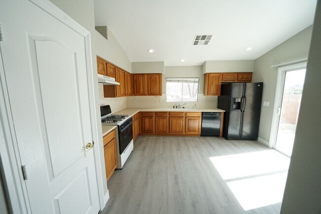 Building Photo - SHOWINGS AVAILABLE NOW