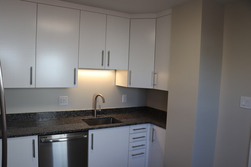 Kitchen - 2742 Wolcott St