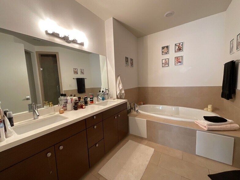 Building Photo - 17902 La Cantera Pkwy