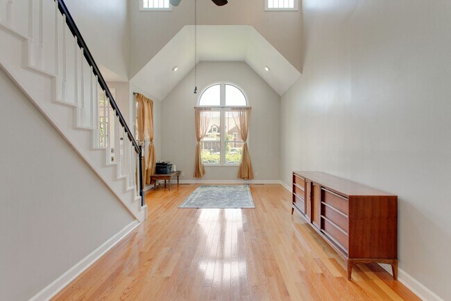 Building Photo - Charming 2 Bed 2 Bath Home on Historic Rus...