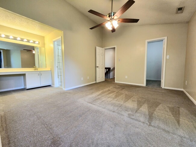 Building Photo - End Unit Townhouse in Chimny Hill
