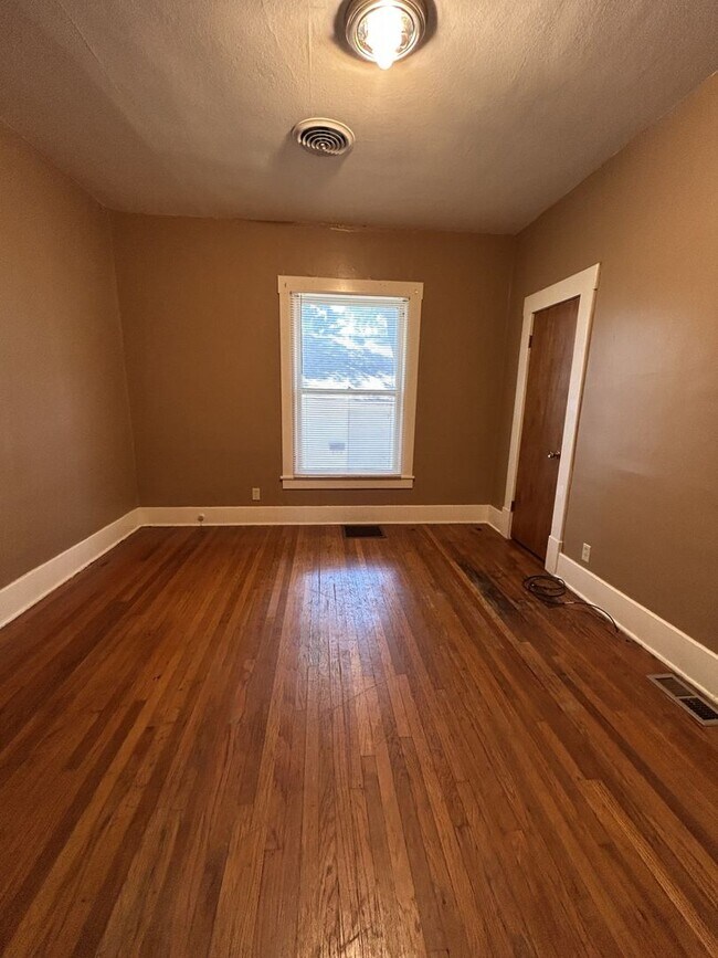 Building Photo - Large 3 bedroom 1 bath steps away from PSU Campus!!