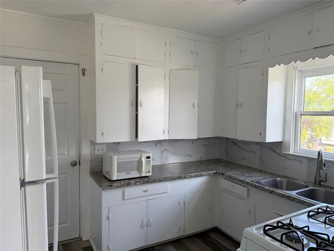 Building Photo - 2303 Victory Ave