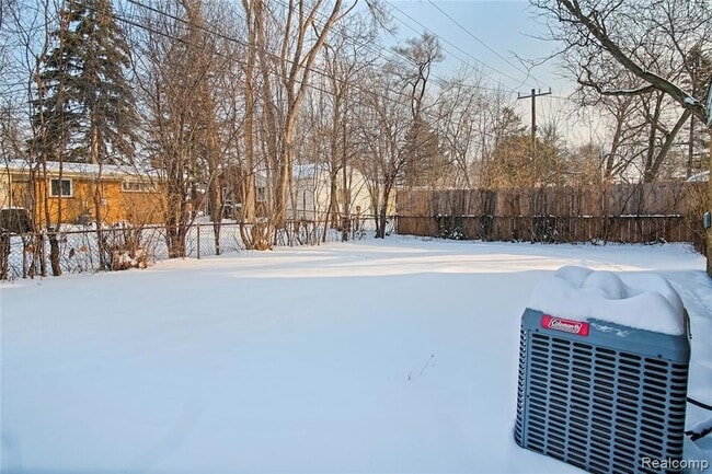 Building Photo - 15320 Marlow St