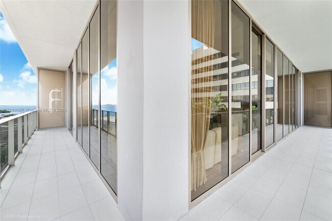 Building Photo - 2655 S Bayshore Dr