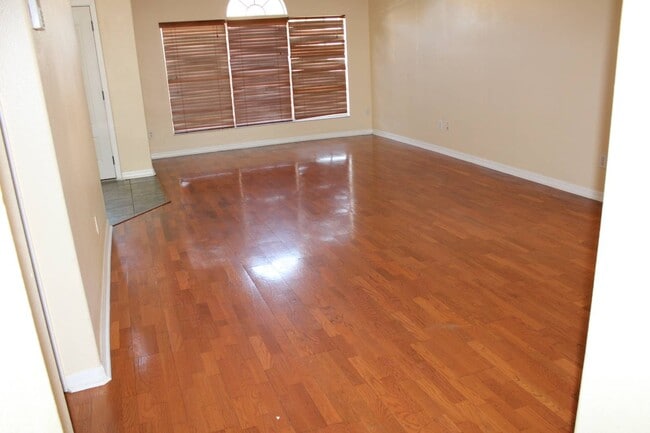 Building Photo - 353 Heather Hills Dr