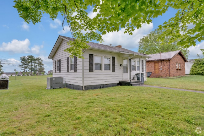 Building Photo - 1561 Redwood Dr
