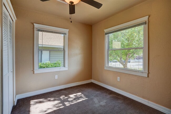 Building Photo - Home and Office potential!