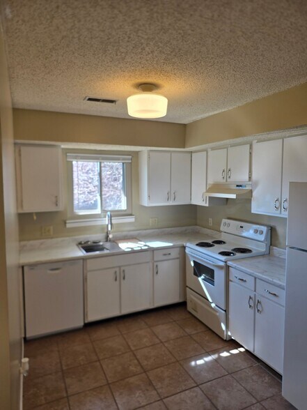 Building Photo - 1611 Lyndhurst Dr