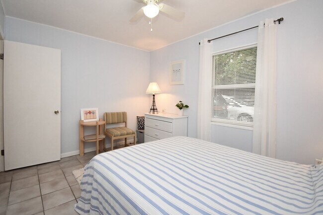 Building Photo - 2BR/1BA Duplex in Ridgeview