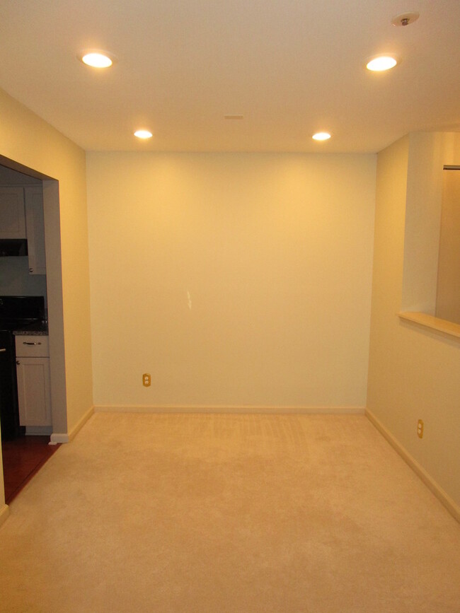 Building Photo - Terrace Level 1BR/1BA Updated Condo in Dor...