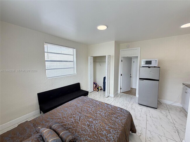 Building Photo - 912 NW 9th Ave