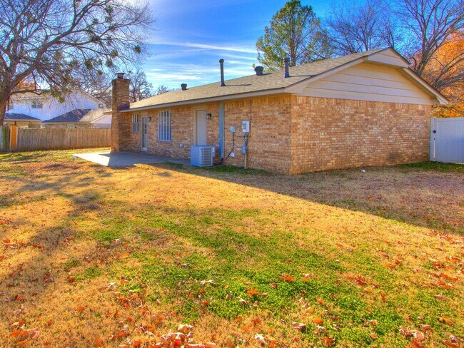 Building Photo - 3 Bed 2 Bath 2 Car Garage in Shawnee!