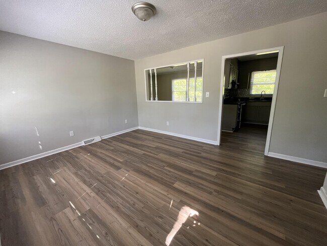 Building Photo - 1500 Northwoods Dr