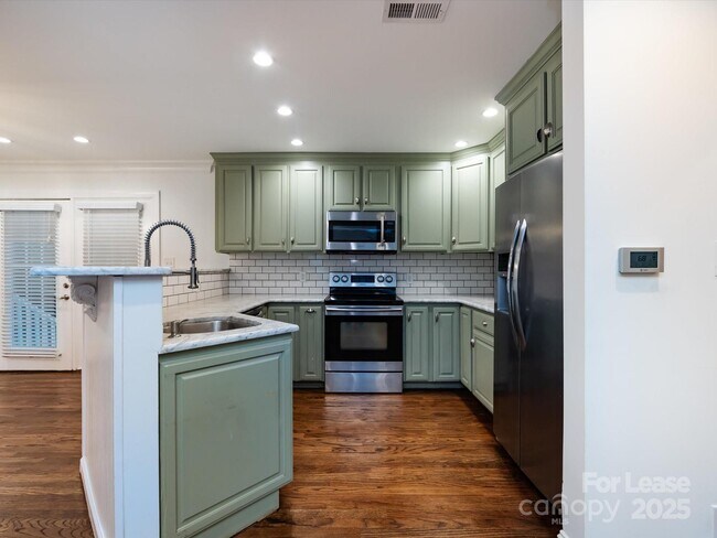 Building Photo - 3109 Forest Lawn Dr