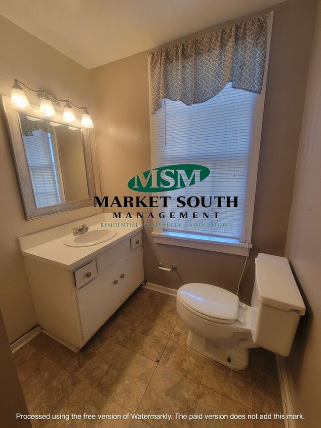 Building Photo - *REDUCED!* BEAUTIFUL JONES STREET APARTMENT