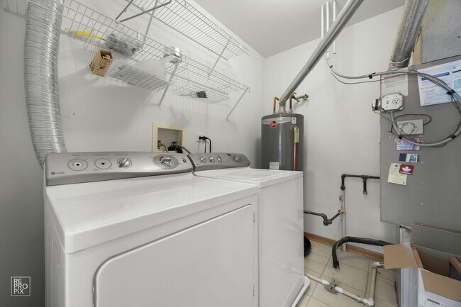 Building Photo - North Naperville Two Bedroom