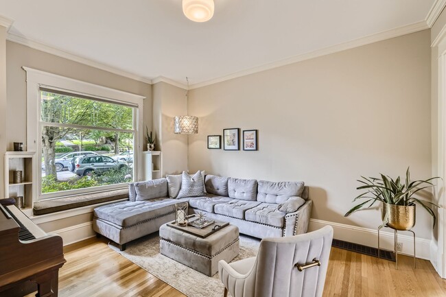 Building Photo - Queen Anne Home