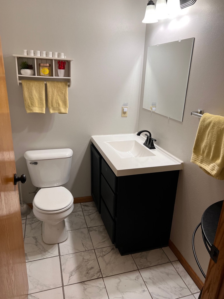 Lower level 1/2 bath - 824 N Clover Ln