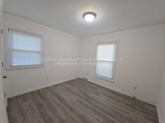 Building Photo - 1805 Falconhurst Dr