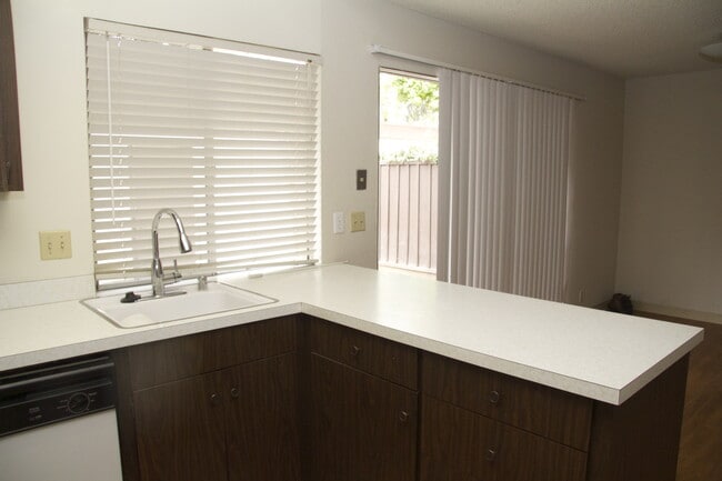 Building Photo - Wonderfull Niles location AC and garage