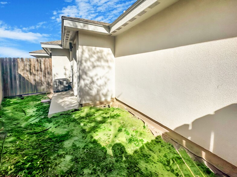 Building Photo - 511 Lotto Ln